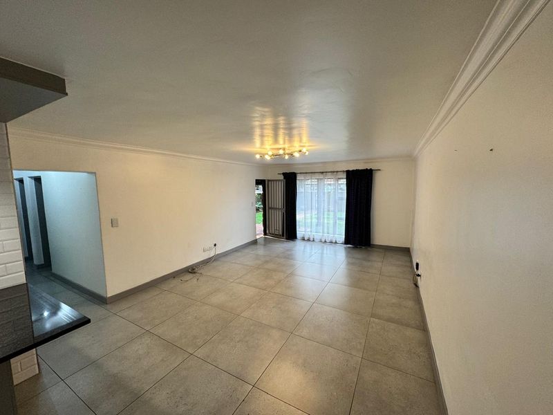 Elegant Lakefield Living: Ground Floor Gem Awaits! - Photo 5