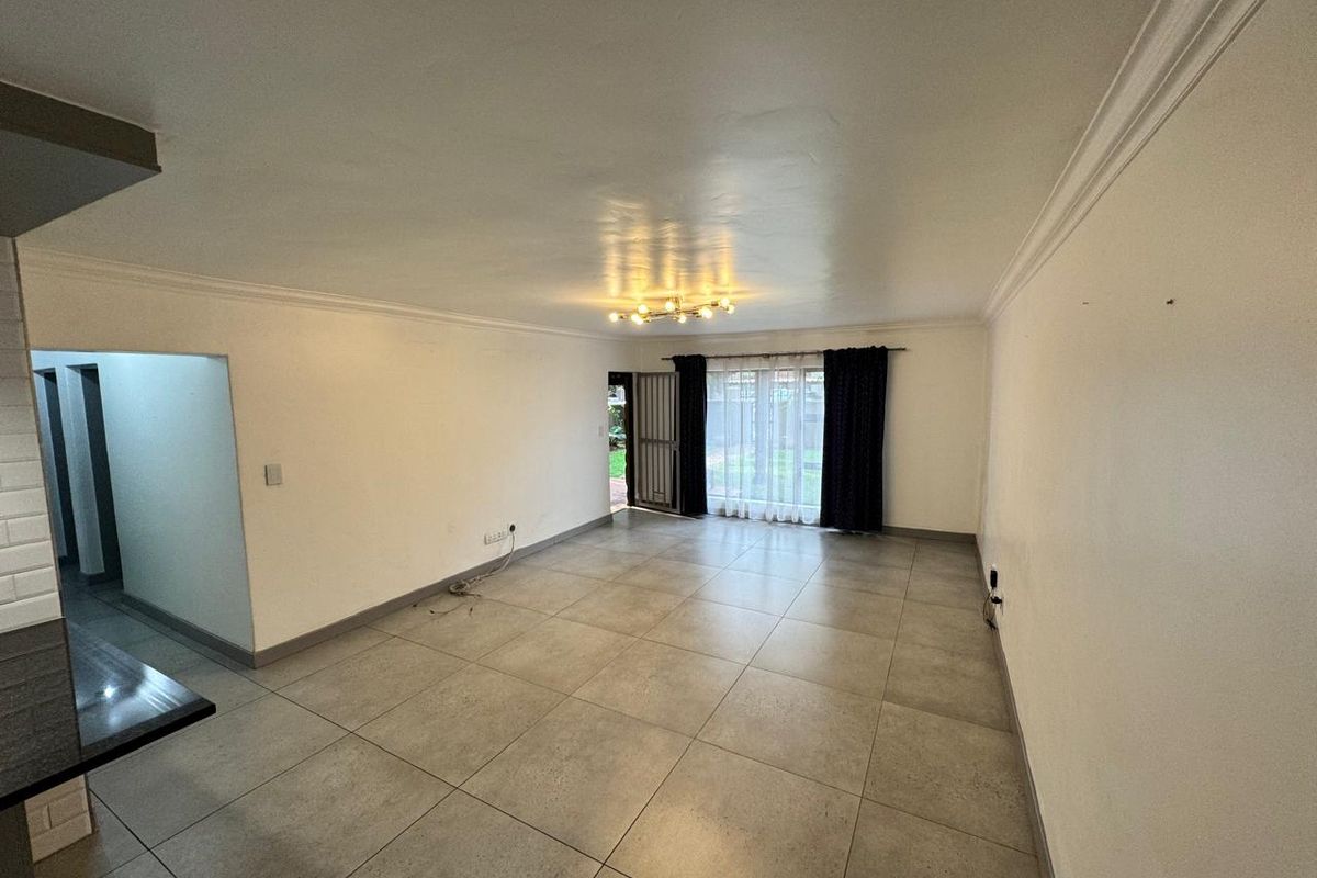 Elegant Lakefield Living: Ground Floor Gem Awaits! - Photo 5