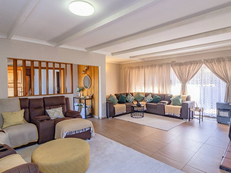 Massive 3-Bedroom Multi-Dwelling Property with 2-Bed Cottage, Pool & Study on 2,525 m2 Stand! - Photo 10