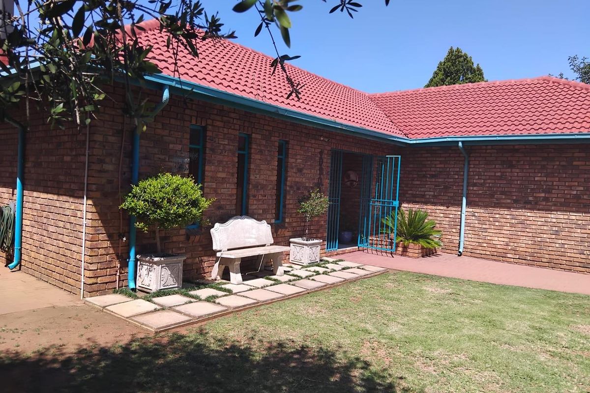 BEAUTIFUL , AIRY , AN ENTERTAINERS PARADISE - Photo 2