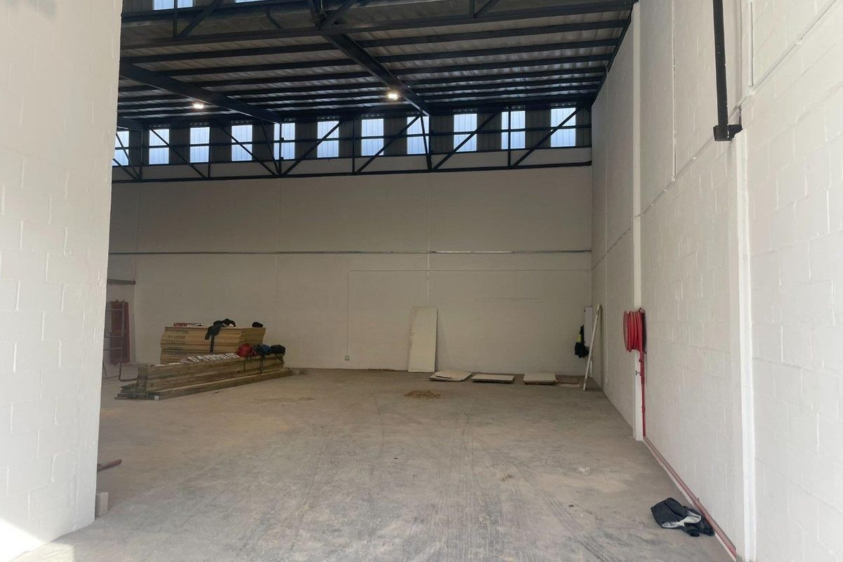 Refurbished 350m2 Mini Factory To Let | Prime Location Near Tokai. - Photo 3