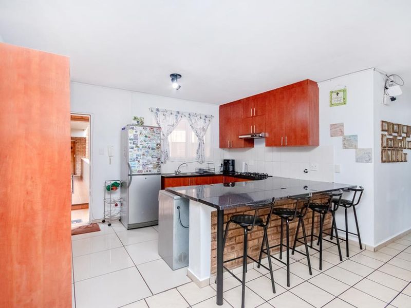 Neat 3 bedroom 2 bathroom unit for sale in Florida Roodepoort - Photo 3