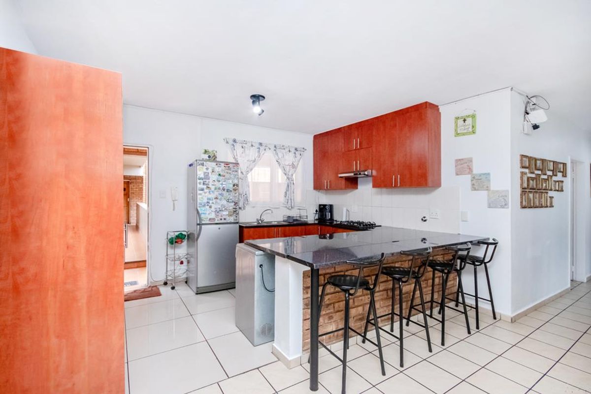 Neat 3 bedroom 2 bathroom unit for sale in Florida Roodepoort - Photo 3