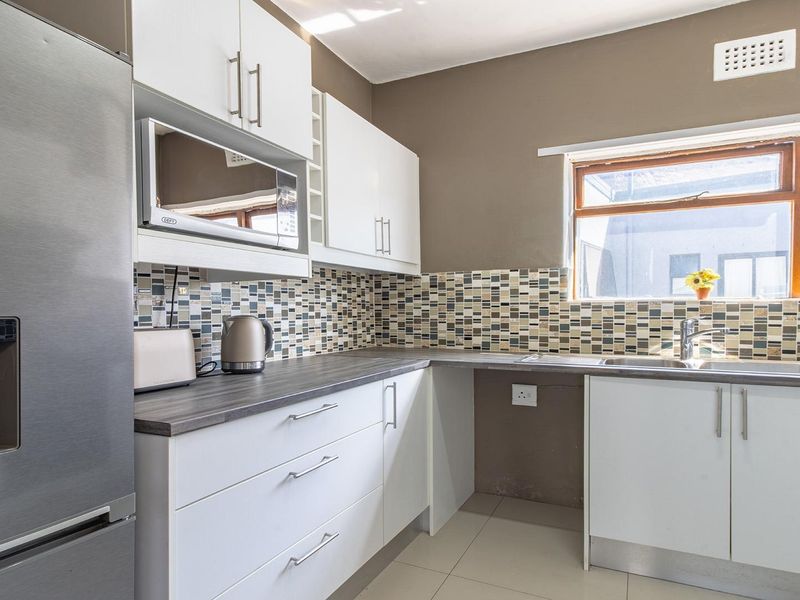 Beachside Living Meets Mountain Views – Spacious Muizenberg Gem with Garage - Photo 3