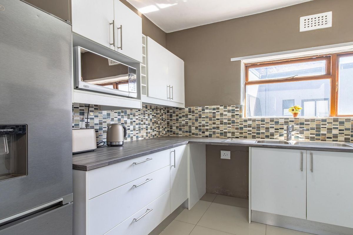 Beachside Living Meets Mountain Views – Spacious Muizenberg Gem with Garage - Photo 3