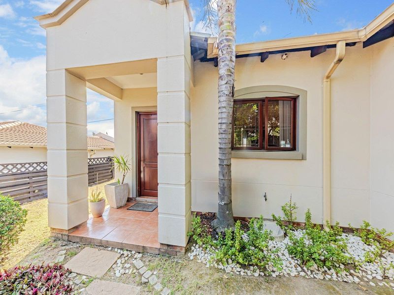 "Your perfect home contemporary, flair and garden retreat. - Photo 2