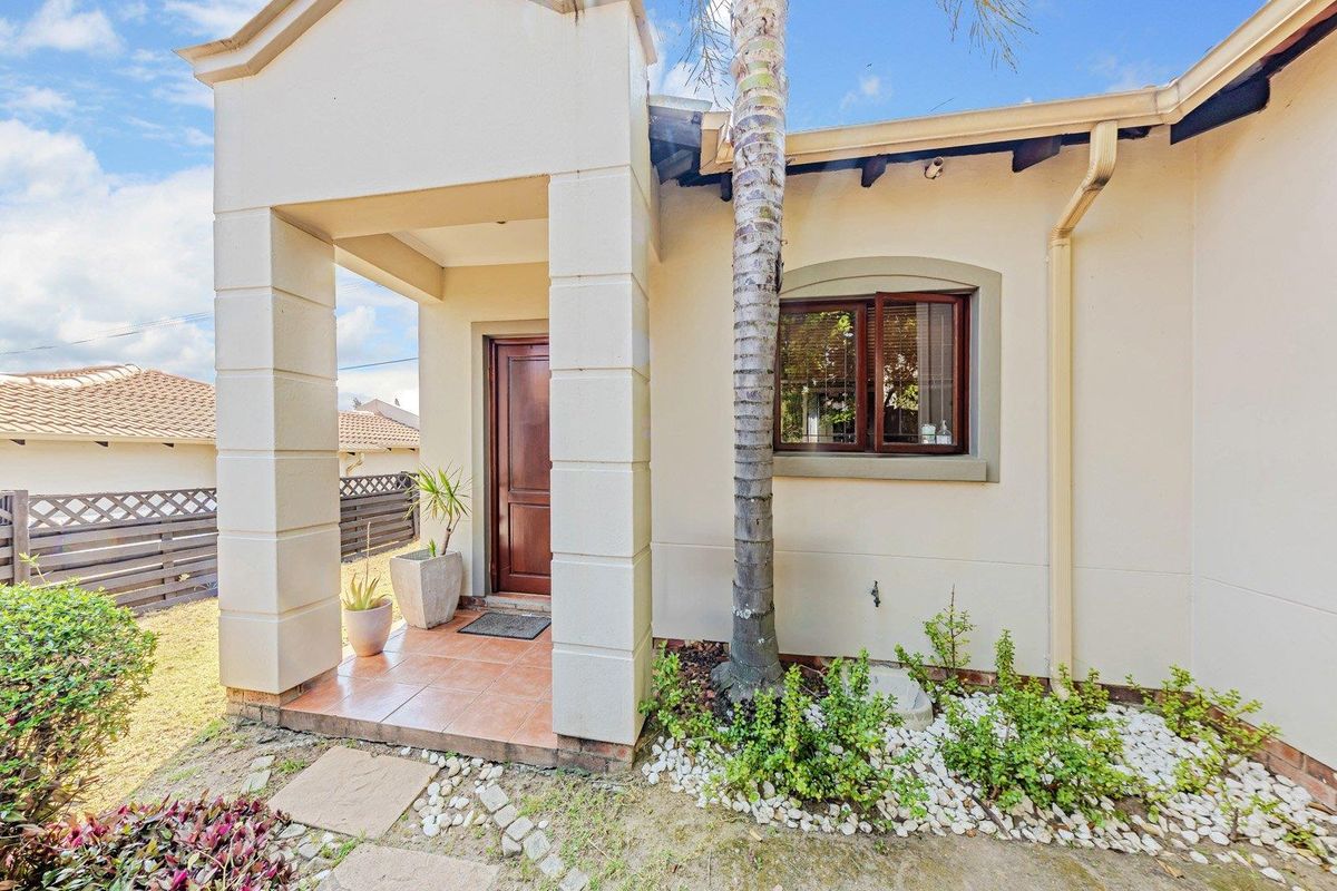 "Your perfect home contemporary, flair and garden retreat. - Photo 2