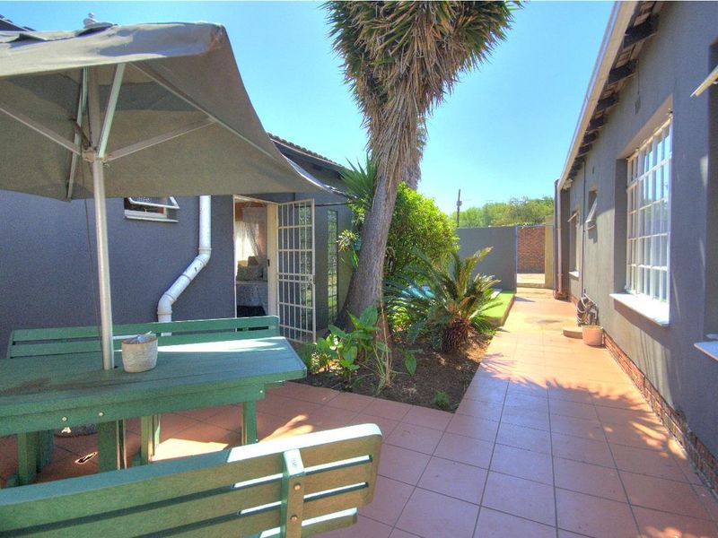 Beautiful Family home with Cottage - Photo 2