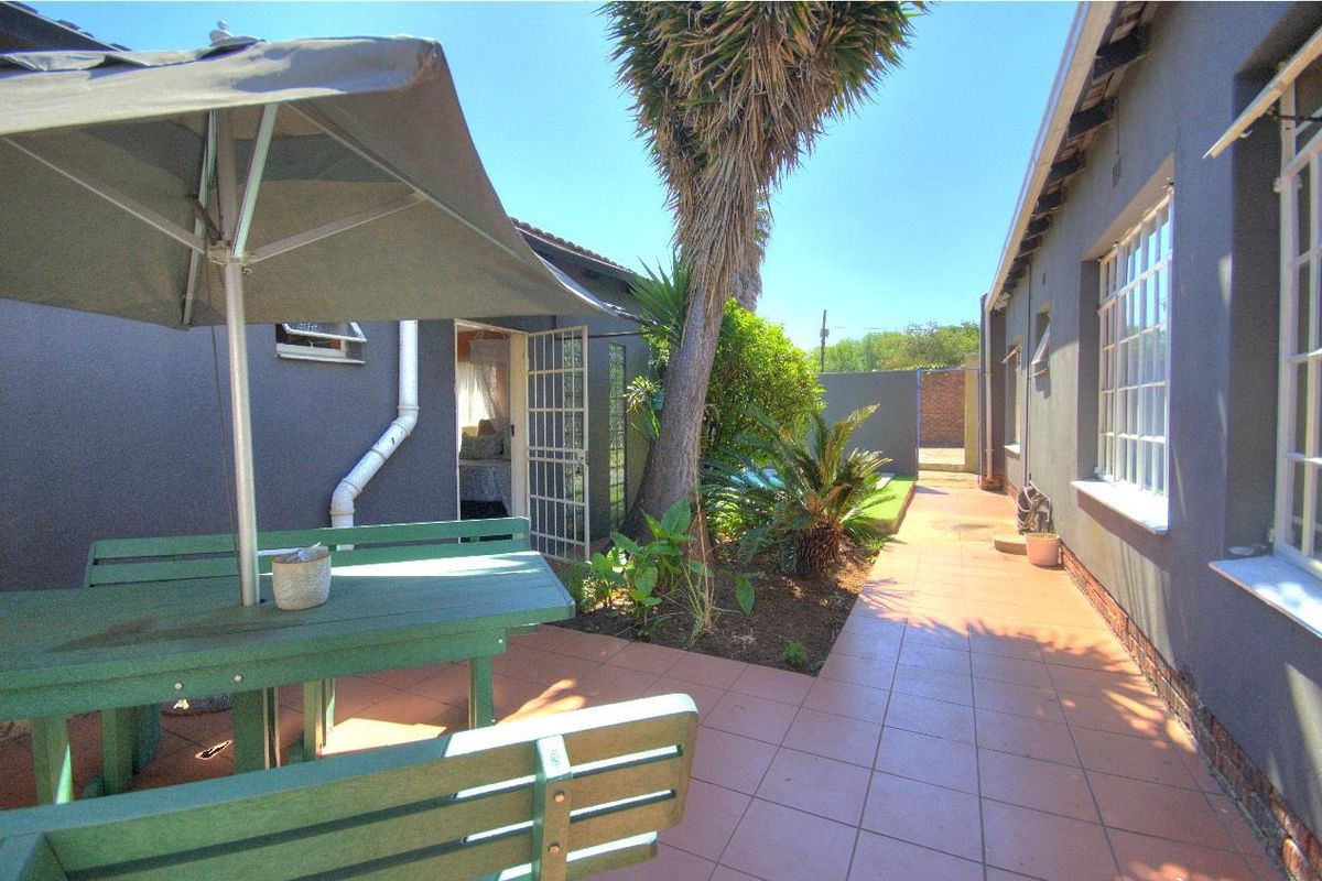 Beautiful Family home with Cottage - Photo 2