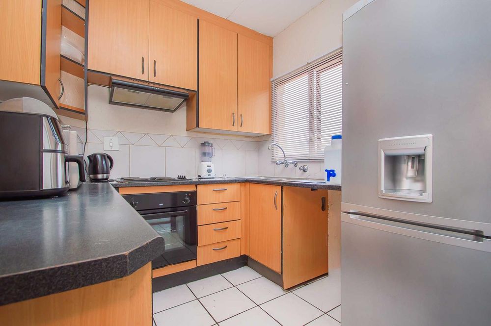 Ample cherrywood cupboards to the ceiling 