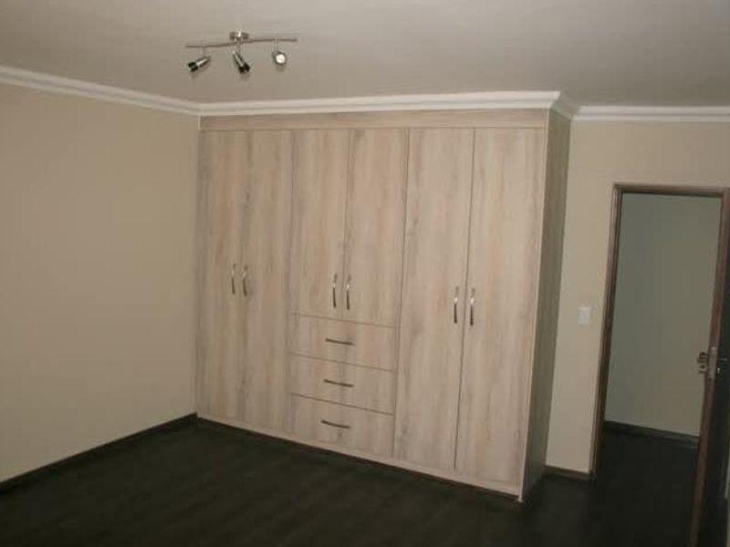 Serene Living: 6-Bedroom Oasis in Swakopmund River Plots - Photo 7