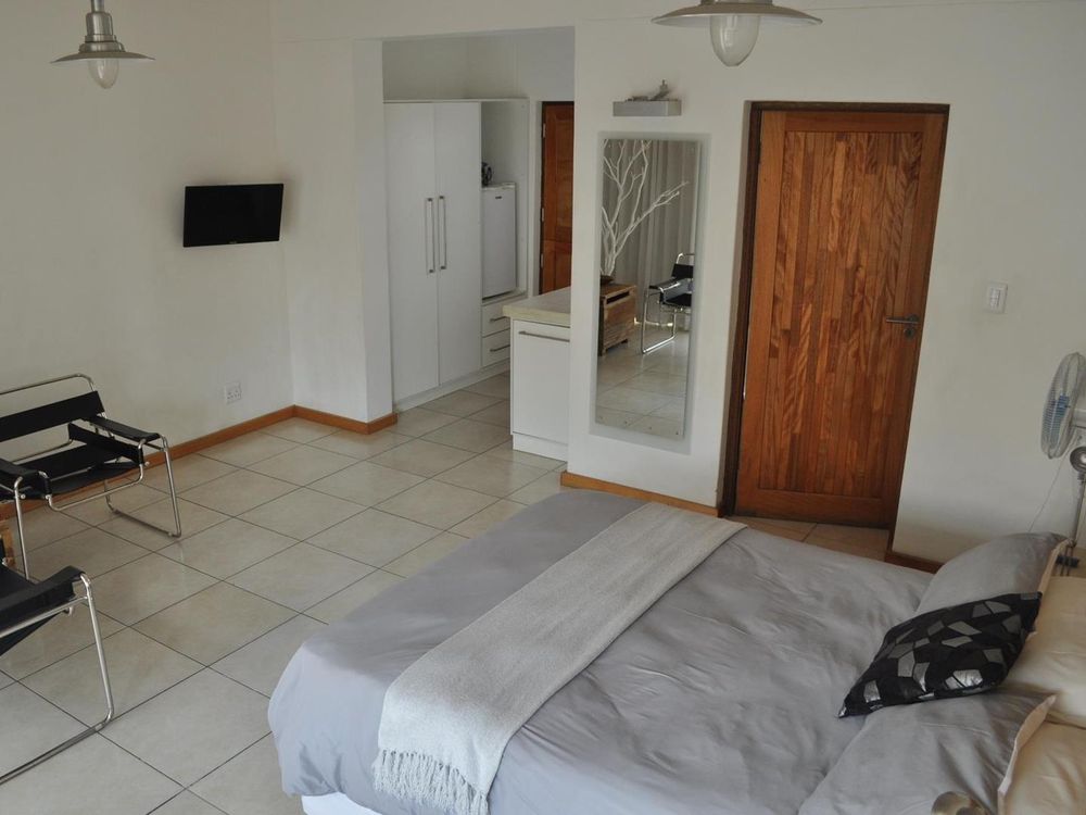 Queen bedroom 2