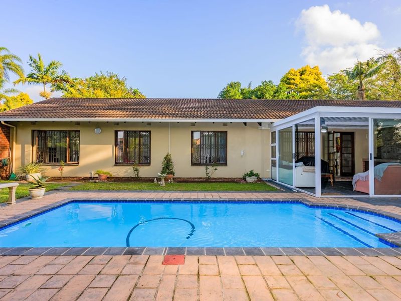 Immaculate 3-Bedroom Oasis! - Photo 1