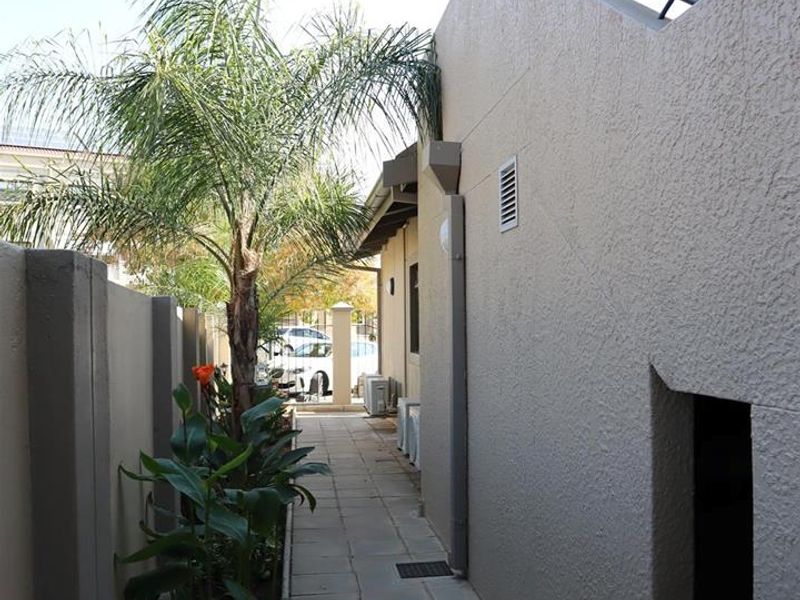 Neat and Well maintained unit in Medical Centre complex. - Photo 2