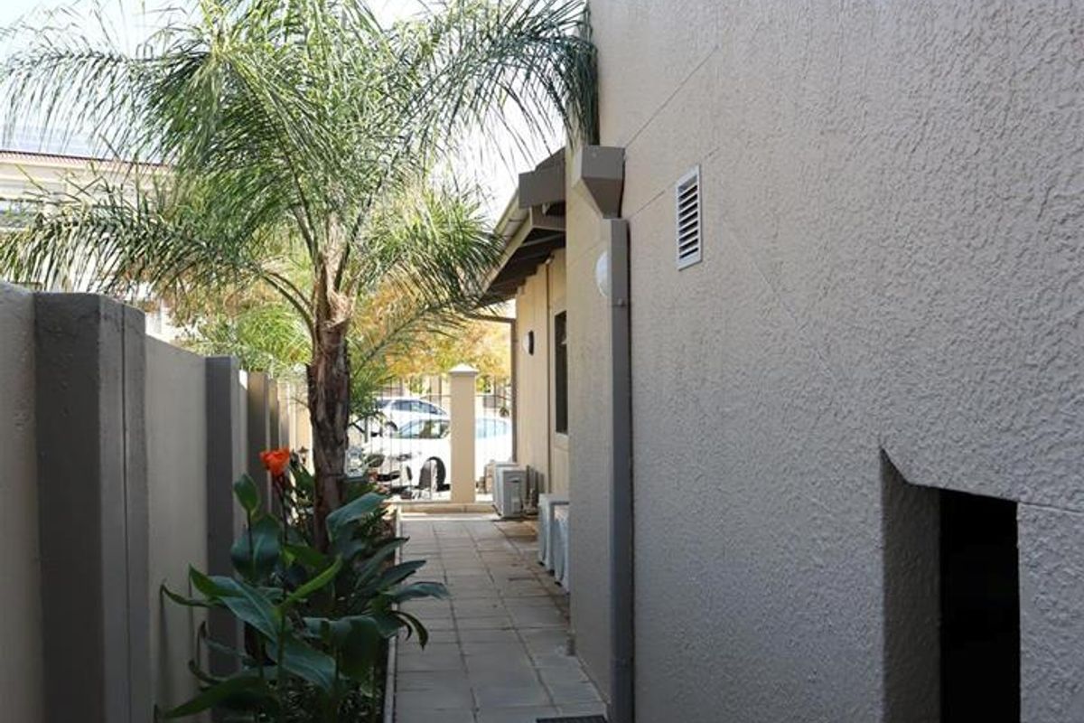 Neat and Well maintained unit in Medical Centre complex. - Photo 2