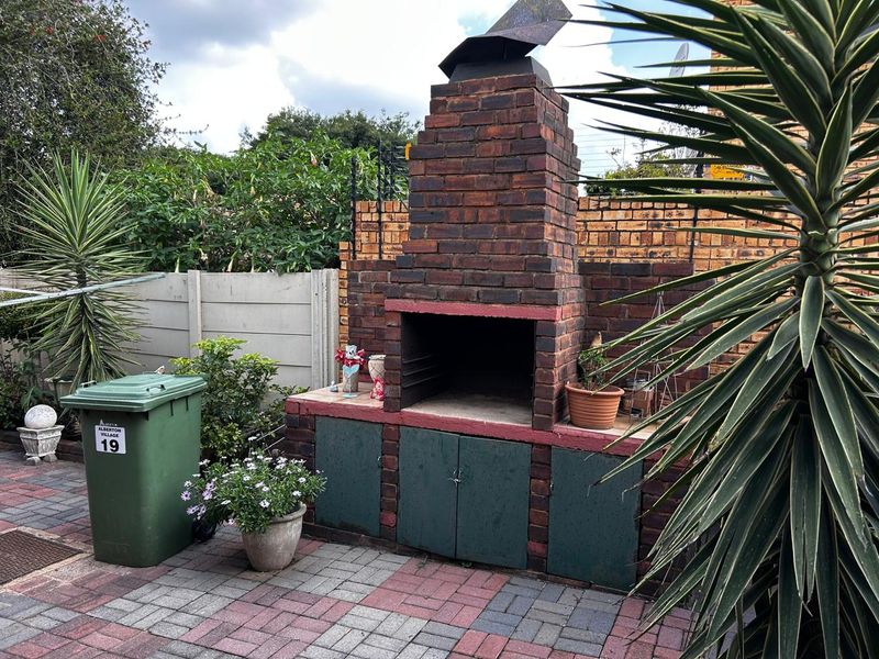 Lovely 2 Bedroom Simplex in a sought after Retirement Village - Photo 7