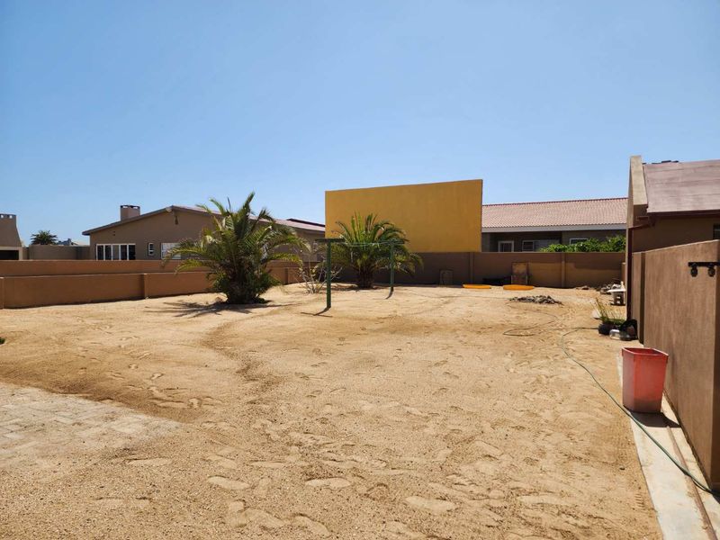 **Charming 2-Bedroom Home: Perfect for Couples or Retirees** - Photo 6