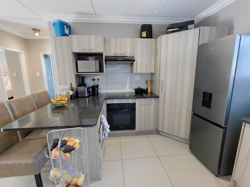 Charming 2-Bedroom Apartment in Birchwood Village - Photo 3