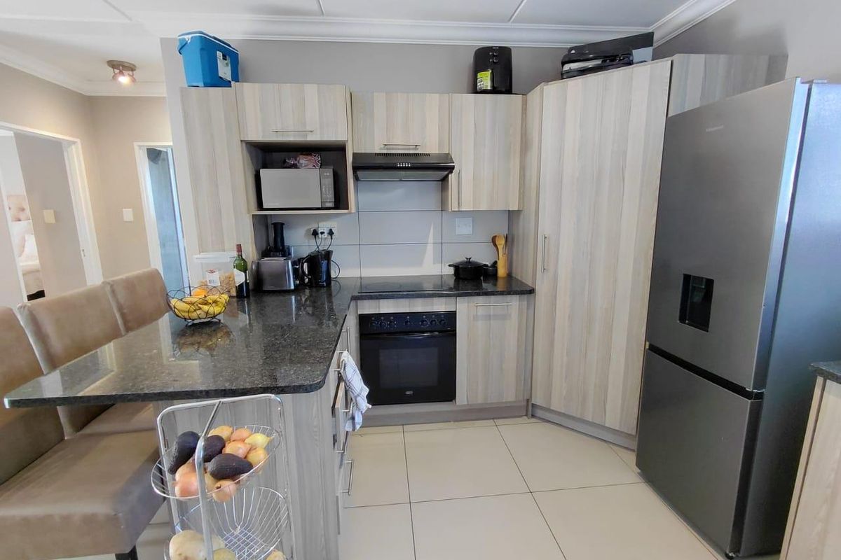 Charming 2-Bedroom Apartment in Birchwood Village - Photo 3