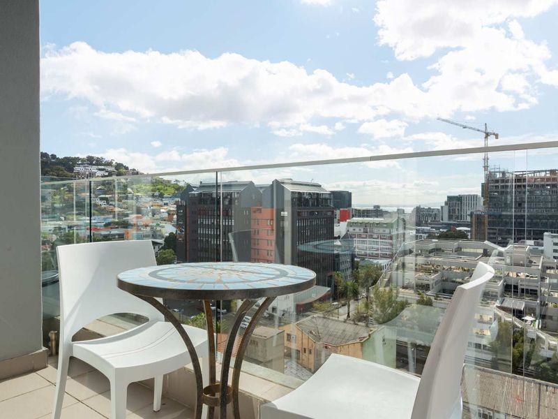 Fully Furnished Studio with Secure Parking - Photo 2