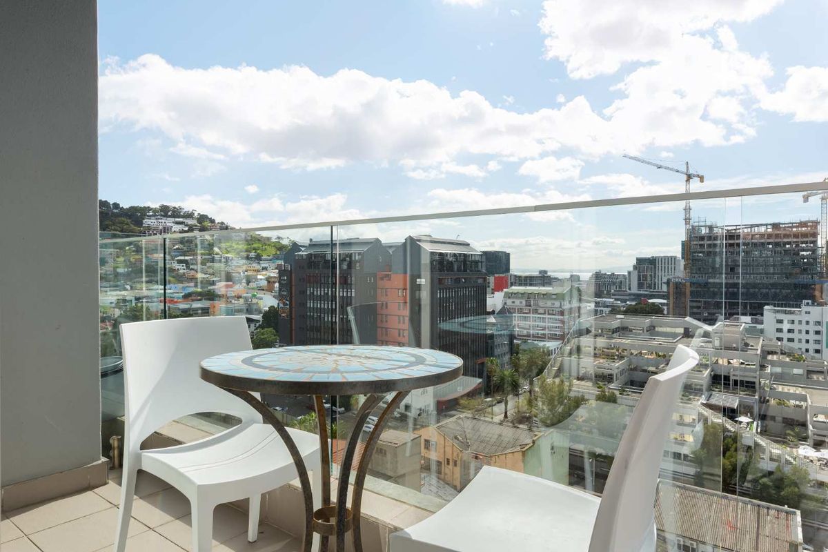 Fully Furnished Studio with Secure Parking - Photo 2