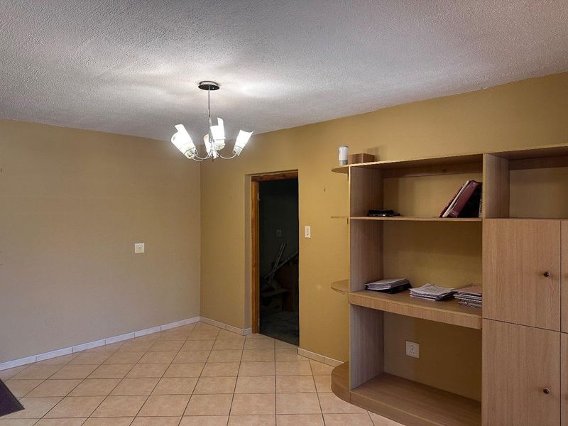 FOR SALE: SPACIOUS FAMILY HOME, TAMARISKIA, SWAKOPMUND - Photo 4