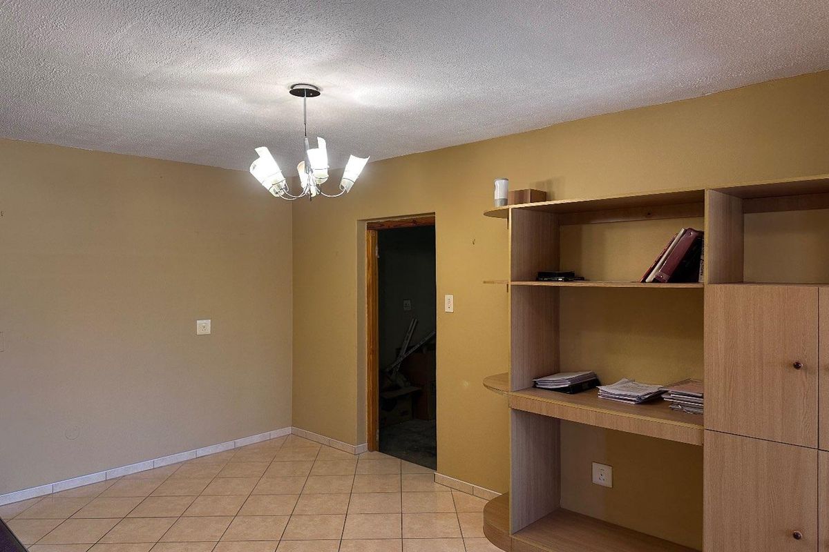 FOR SALE: SPACIOUS FAMILY HOME, TAMARISKIA, SWAKOPMUND - Photo 4