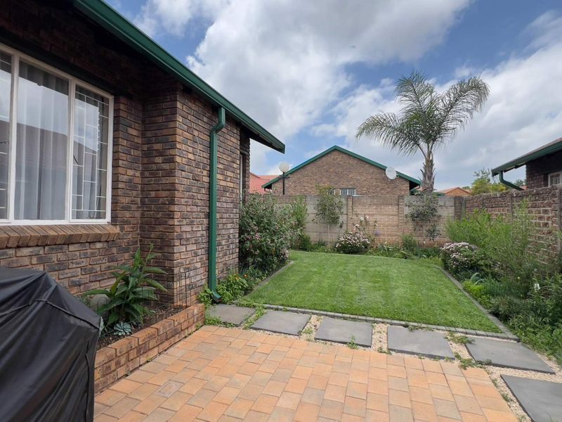 Renovated & new! Townhouse in Highveld - Photo 3