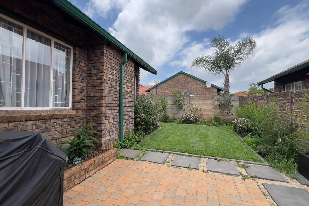 Renovated & new! Townhouse in Highveld - Photo 3