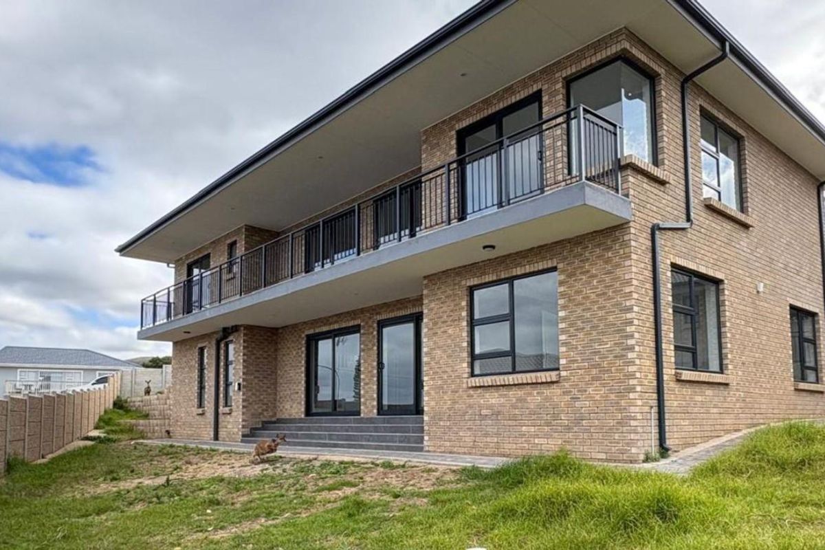 Stunning Newly Built 5 Bedroom Face Brick House with Ocean Views in Dana Bay - Photo 2