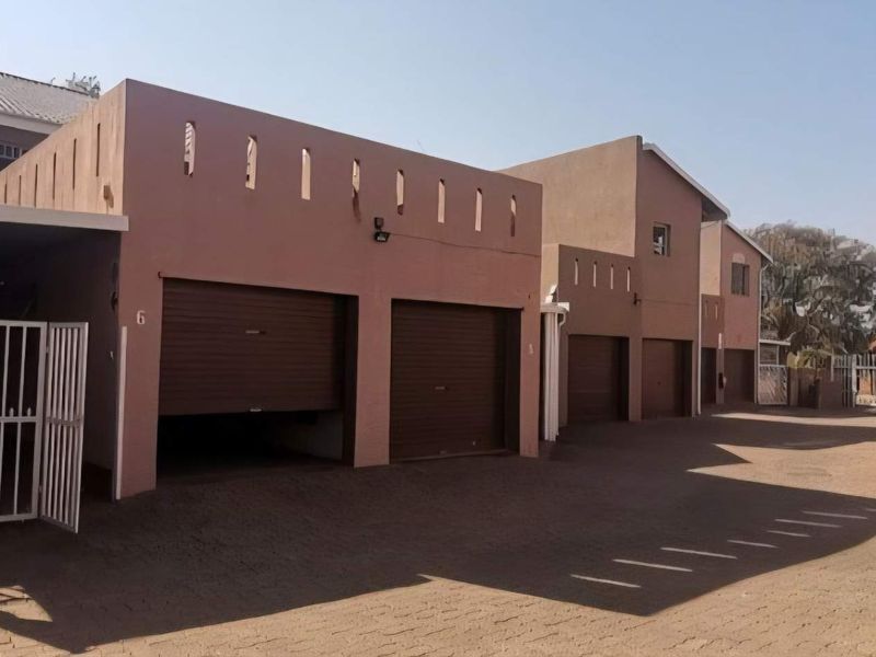 2 Bedroom well-maintained Townhouse for sale in Brackenhurst - Photo 2