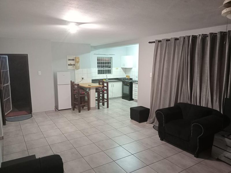Step into this spacious and well-maintained 3-bedroom duplex, offering a perfect blend of comfort, functionality, and modern finishes. - Photo 4