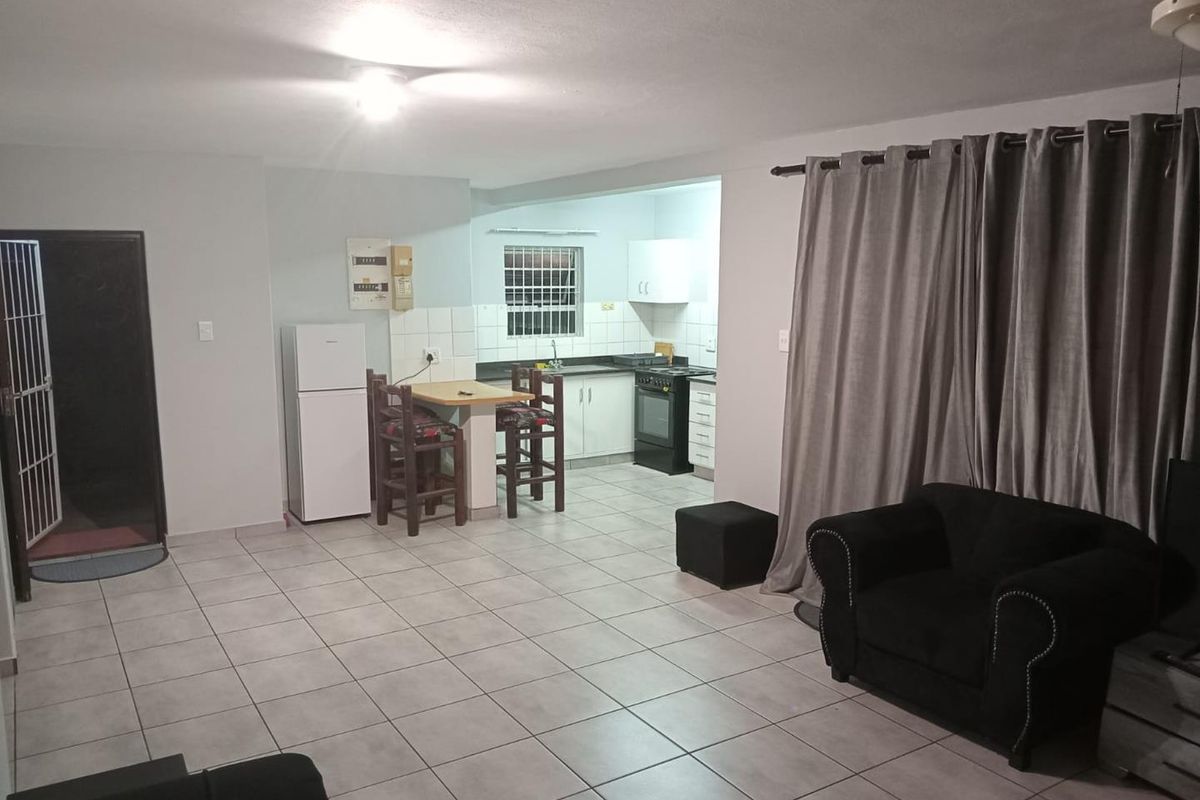 Step into this spacious and well-maintained 3-bedroom duplex, offering a perfect blend of comfort, functionality, and modern finishes. - Photo 4