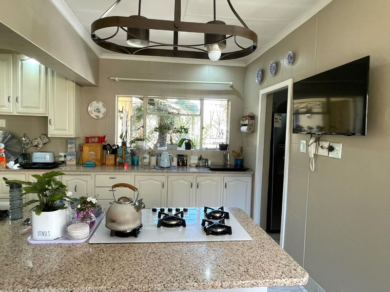 Family home with large garden - Photo 9