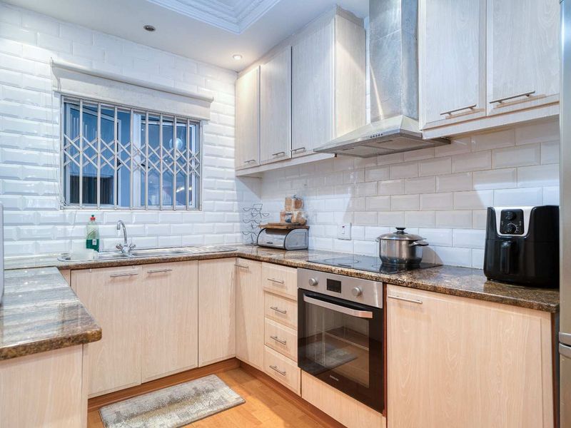 NO STAIRS!! Spacious 3 bedroom 2 bathroom Simplex in sought after Sunningale - Photo 10
