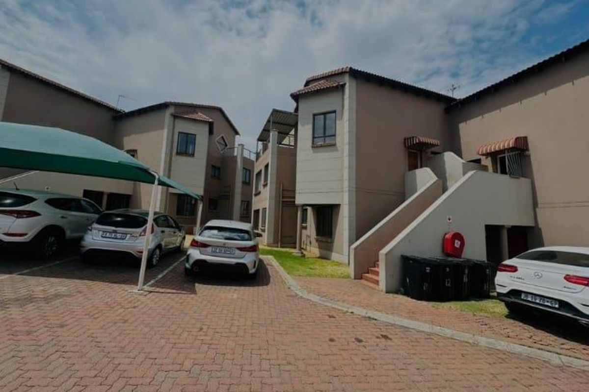 2 Bedroom Townhouse for Sale in Mondeor Johannesburg South - Photo 3