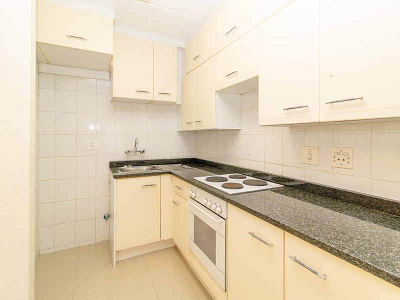 Inviting Top-Floor Apartment – Perfect Lock-Up-and-Go! - Photo 5