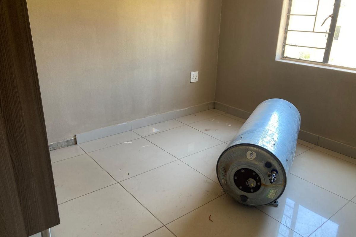 Specious 3 bedroom enquite for sale at Jabulani Sectional - Photo 5