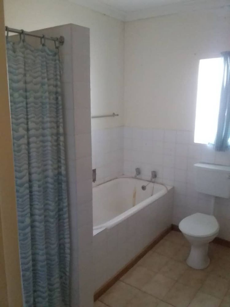 Second house- bathroom 2, shower and bathtub