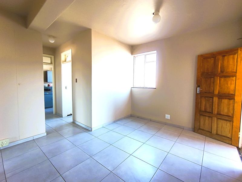 Spacious Corner Flat – Ideal Investment or First Home in Westdene - Photo 8