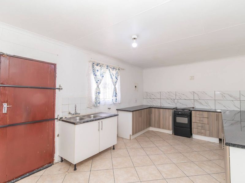 4 Bedroom House for Sale in Cosmo City - Photo 6