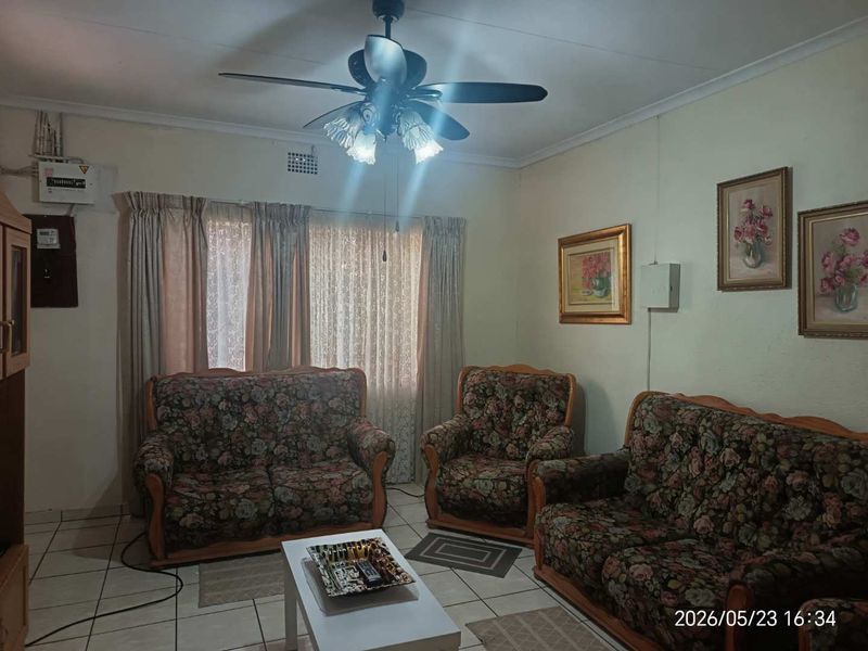 3 Bedroom family home with 13 back rooms For sale! - Photo 4