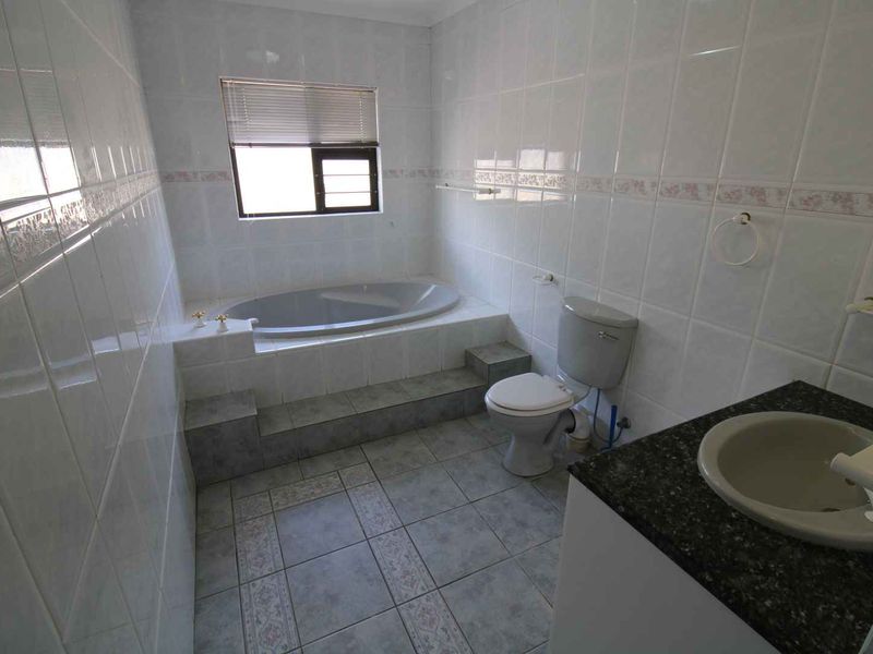 Spacious, Well-Positioned Property Featuring Two Flats, ideal for extended family living! - Photo 10