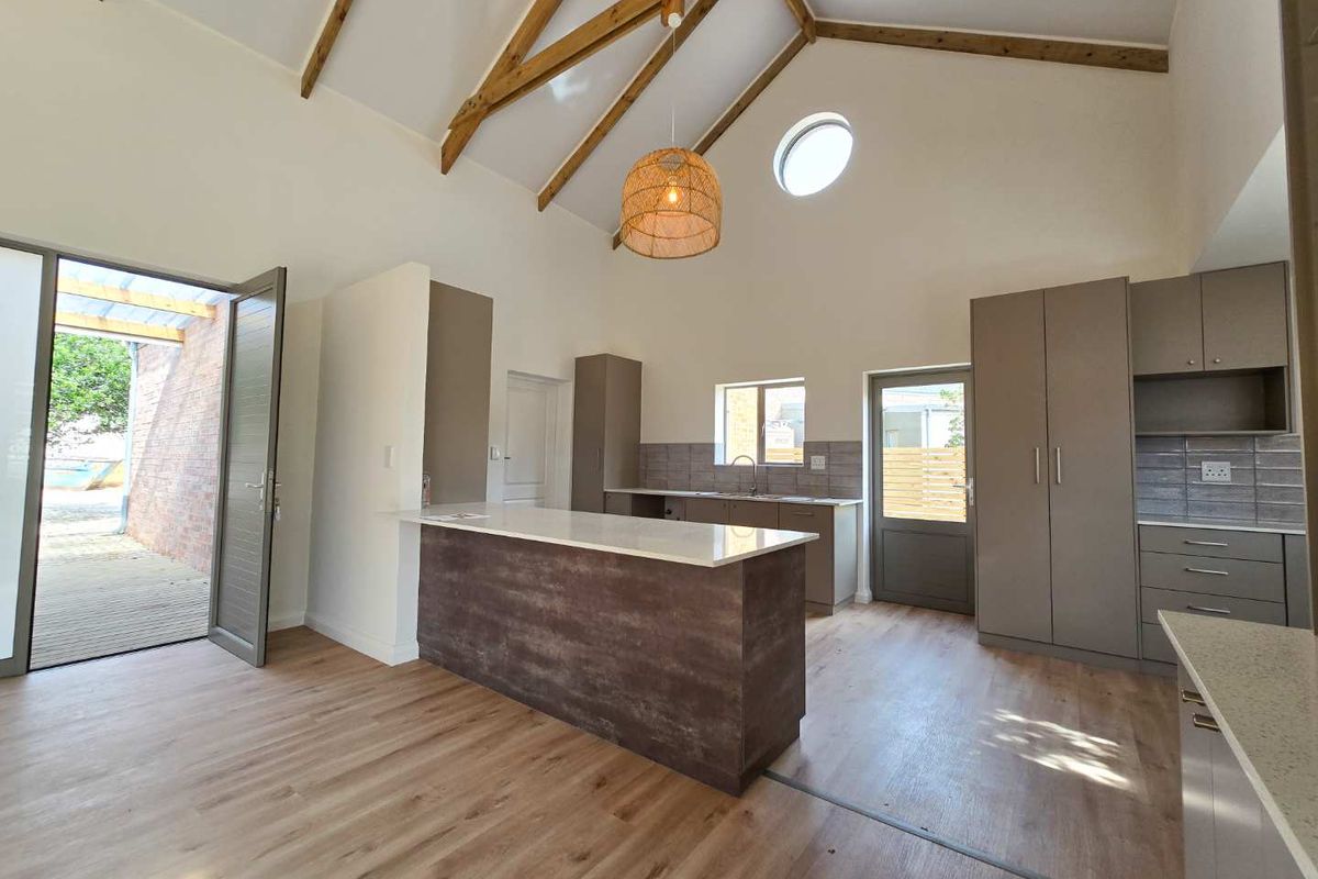 Modern 3 Bedroom townhouse for sale in Stilbaai-Wes. - Photo 5
