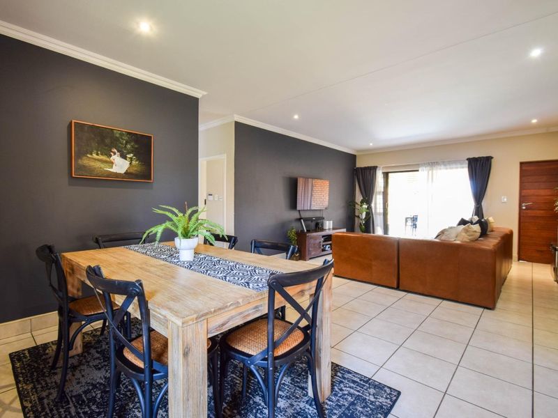 Stylish & Secure Home with Backup Power and Water - Photo 5