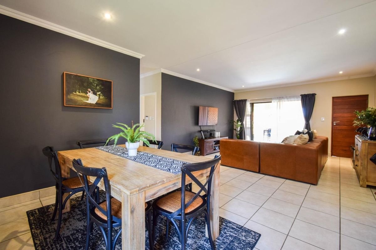 Stylish & Secure Home with Backup Power and Water - Photo 5