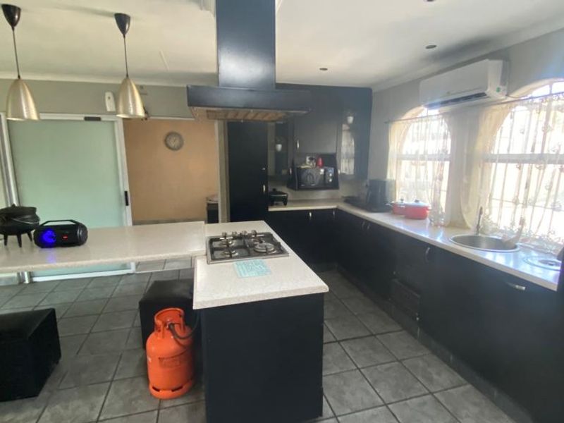 Welcome to Elegance: Spacious Home with Luxurious Features! - Photo 9