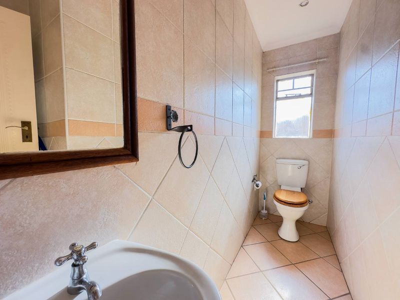 3 Bedroom Duplex with Private Garden - Photo 9