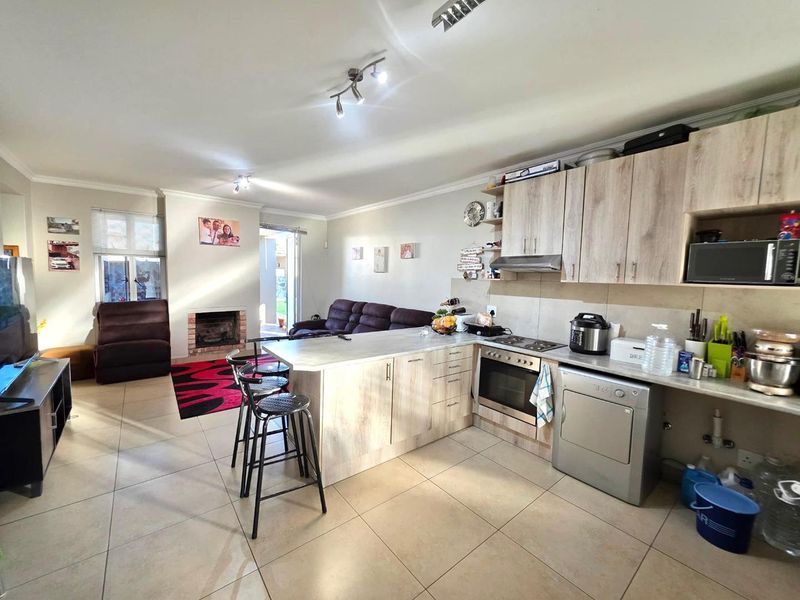 Peaceful Two-Bedroom Townhouse in Omeya Estate - Photo 3