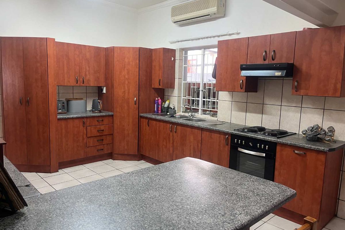 Excellent Investment Opportunity in a Sought-After Area – House Plus Flat - Photo 2